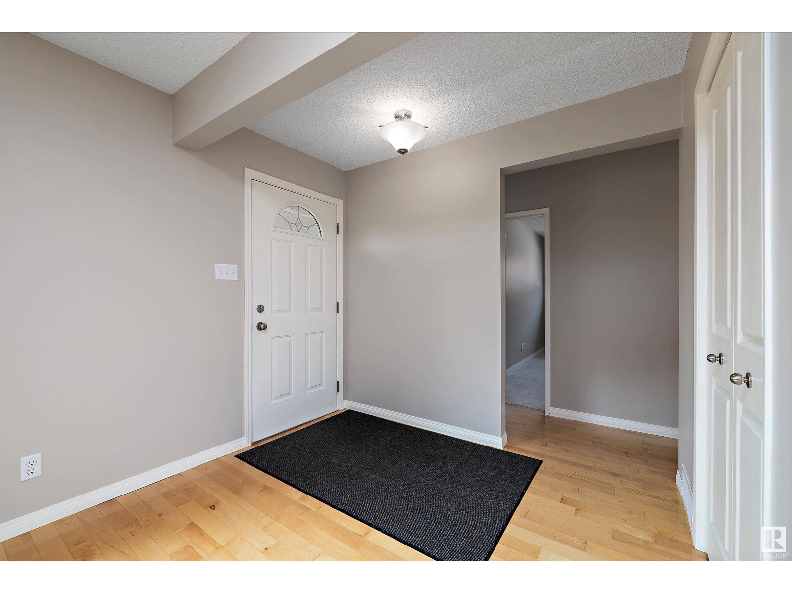 Photo 9 of 11716 39 Av Nw, Edmonton AB