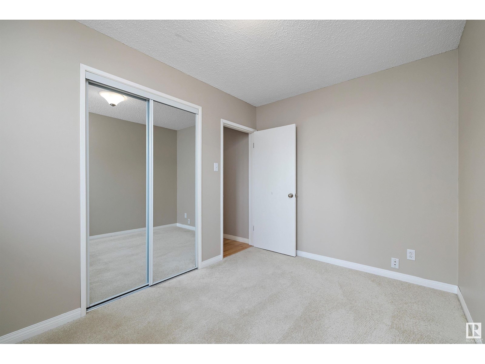 Photo 11 of 11716 39 Av Nw, Edmonton AB