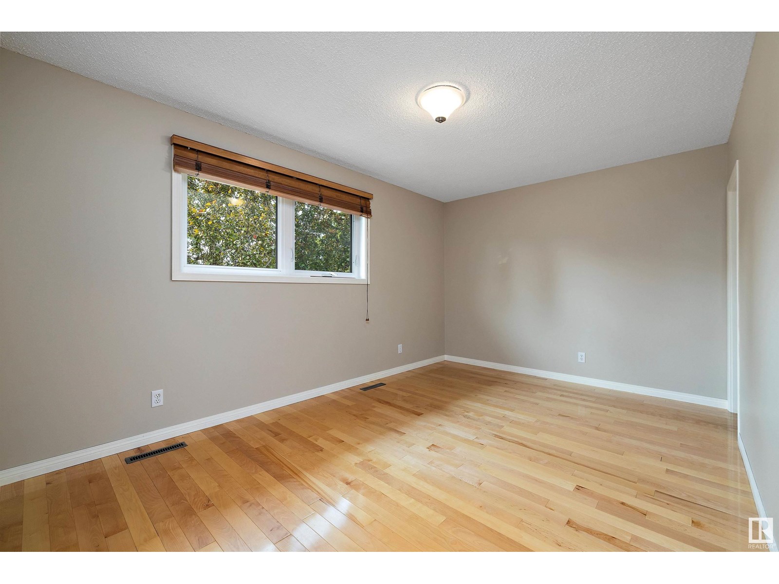 Photo 3 of 11716 39 Av Nw, Edmonton AB
