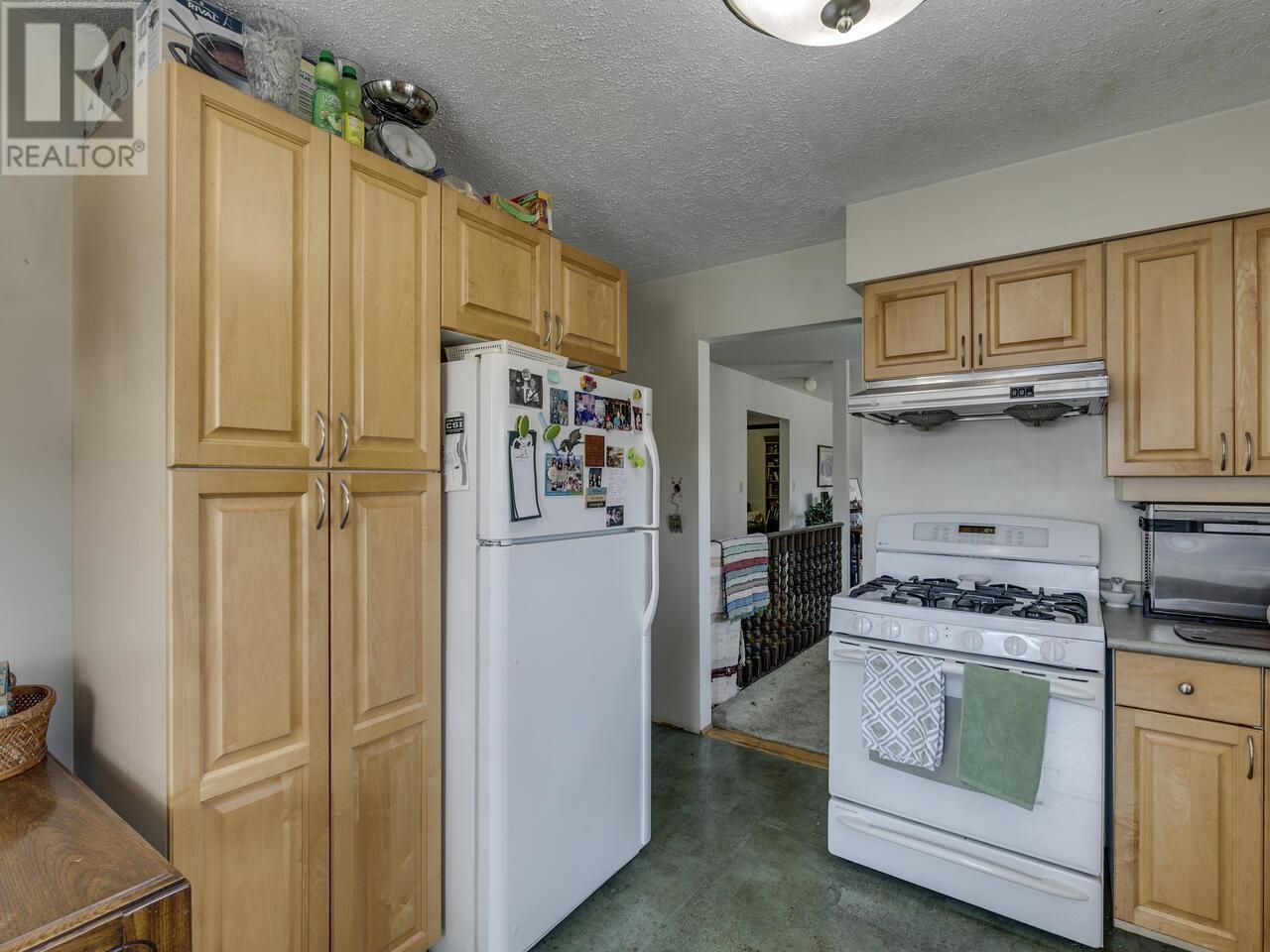 Photo 10 of 5566 49 Avenue, Delta BC