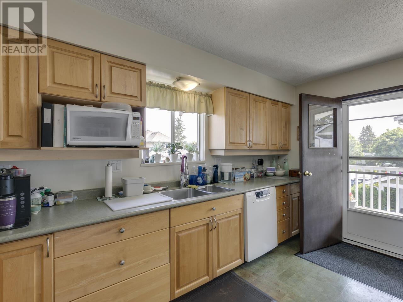 Photo 8 of 5566 49 Avenue, Delta BC