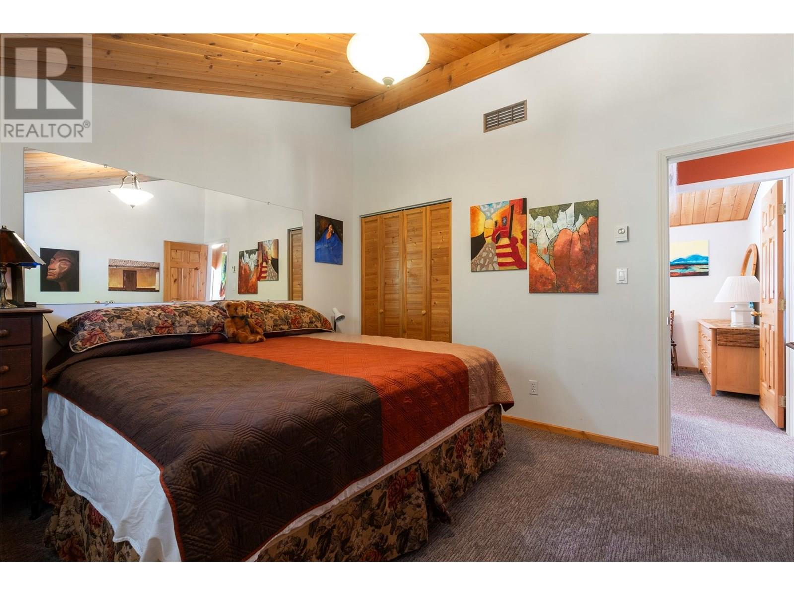 5261 Hlina Road, Celista