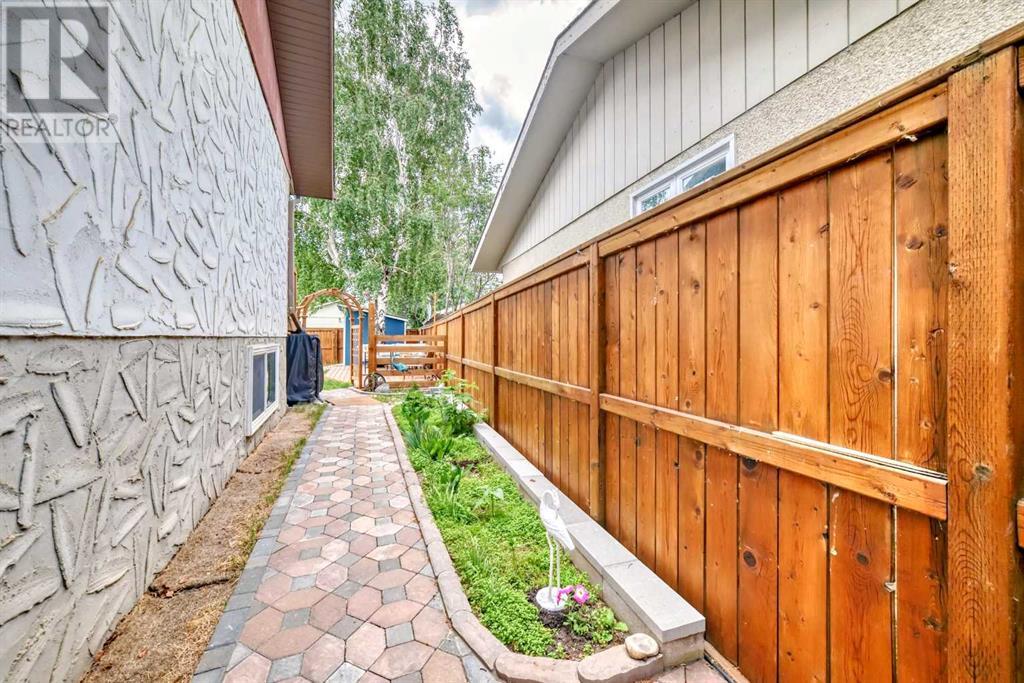 Single Family House Bi-level for Sale in  Ogden Way SE Ogden Calgary 