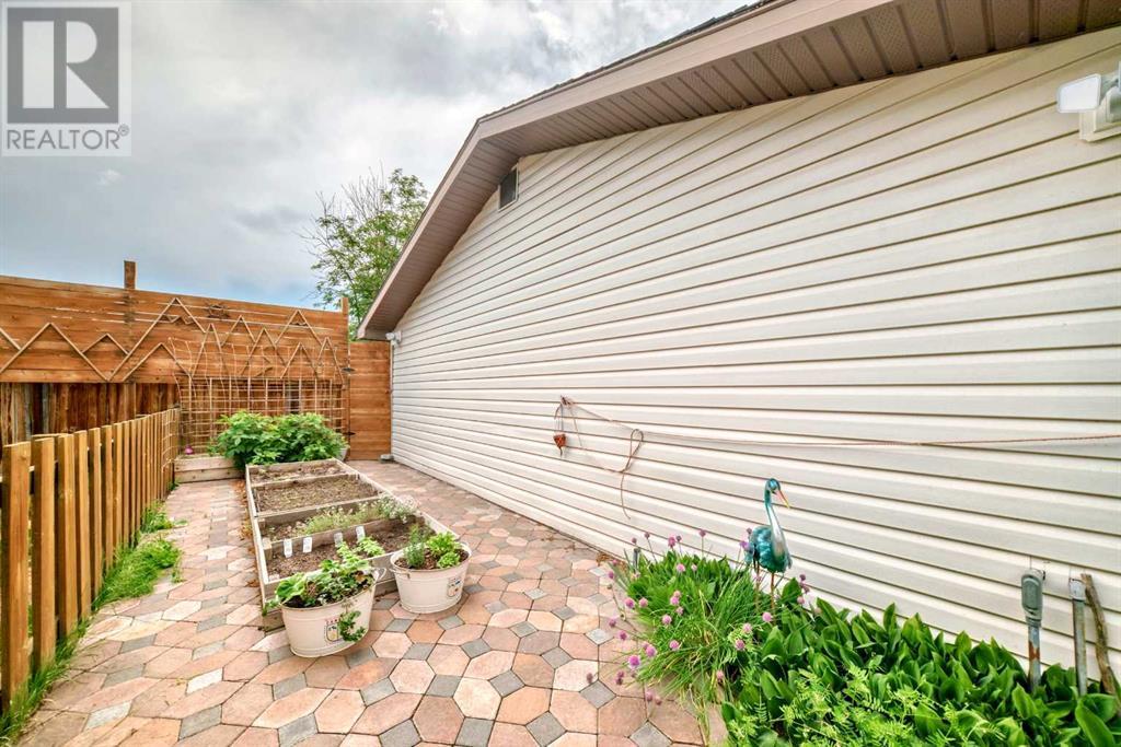 Single Family House Bi-level for Sale in  Ogden Way SE Ogden Calgary 