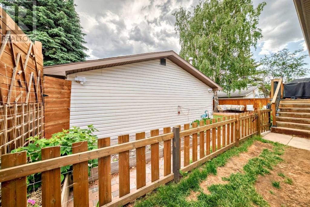 Single Family House Bi-level for Sale in  Ogden Way SE Ogden Calgary 