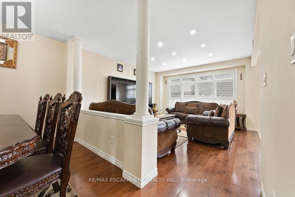 Photo 11 of 67 Bellroyal Crescent, Hamilton ON