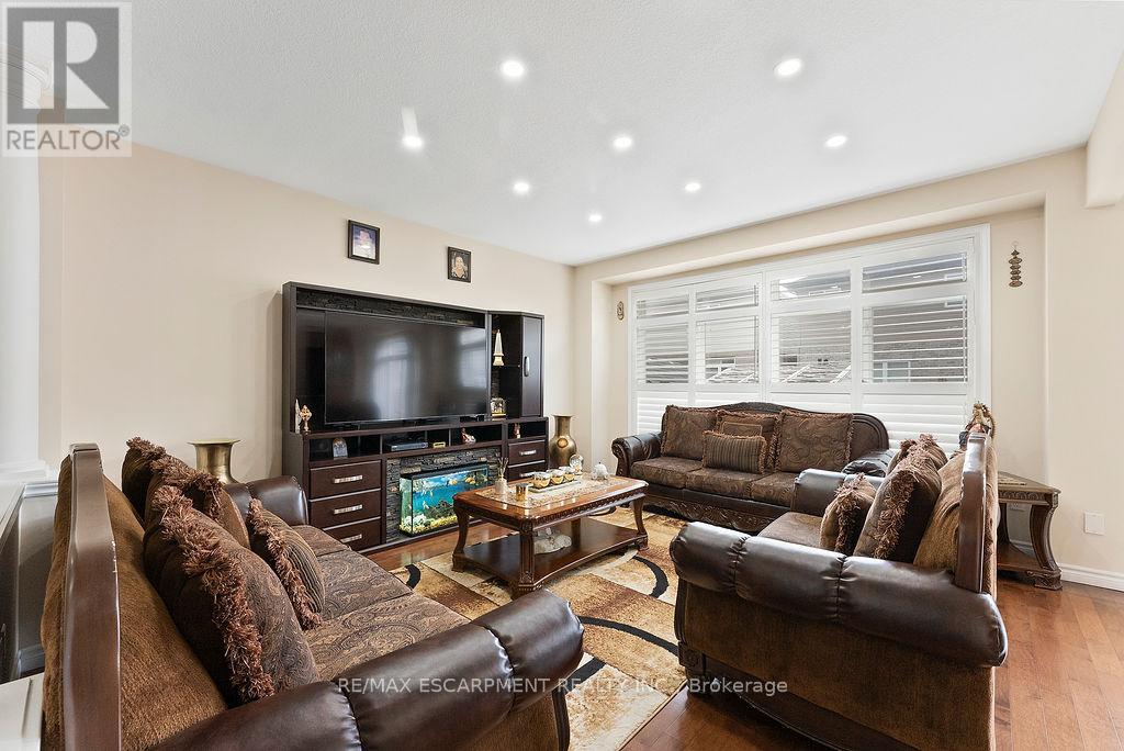 Photo 5 of 67 Bellroyal Crescent, Hamilton ON