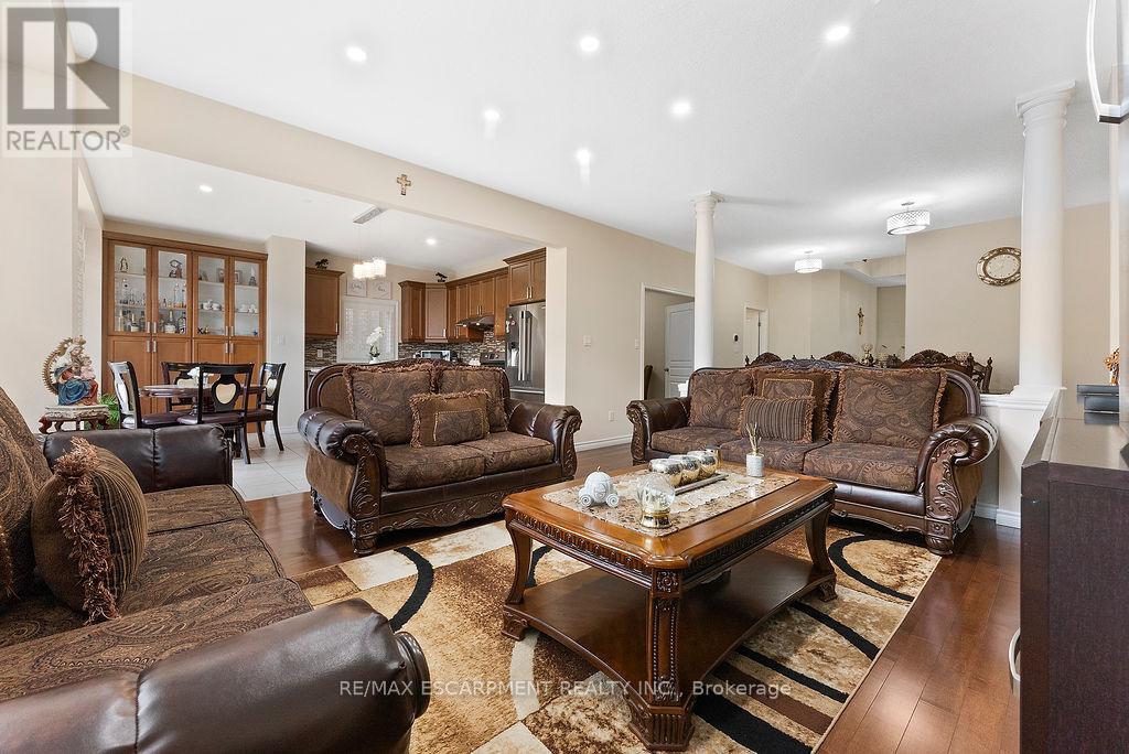 Photo 41 of 67 Bellroyal Crescent, Hamilton ON