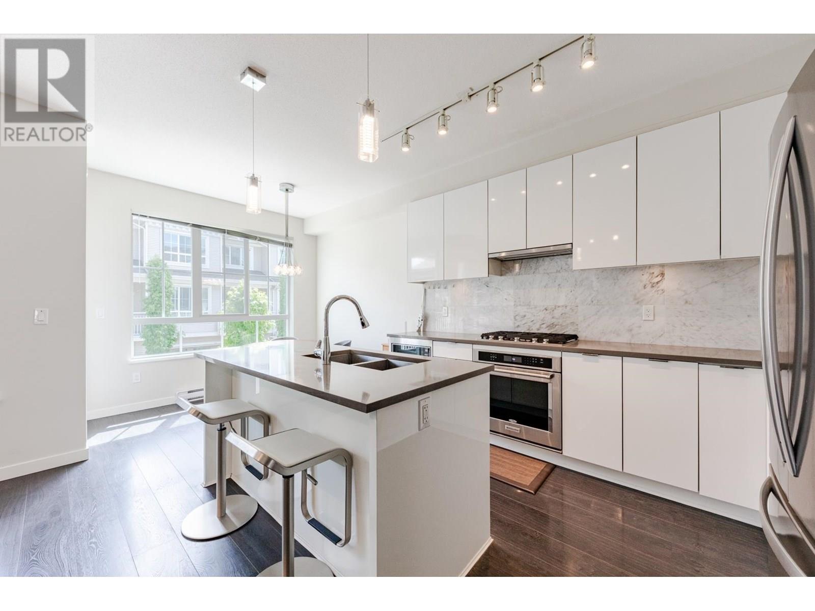 Photo 11 of 54 5510 Admiral Way, Delta BC