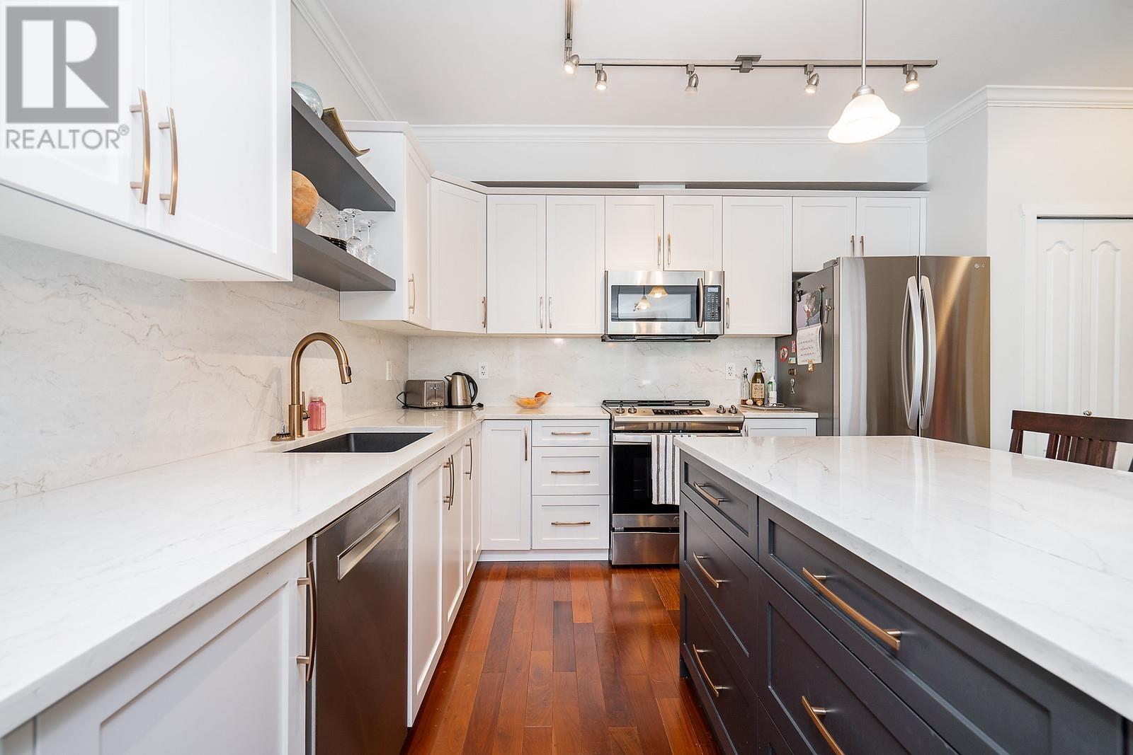 Photo 8 of 204 2628 Maple Street, Port Coquitlam BC