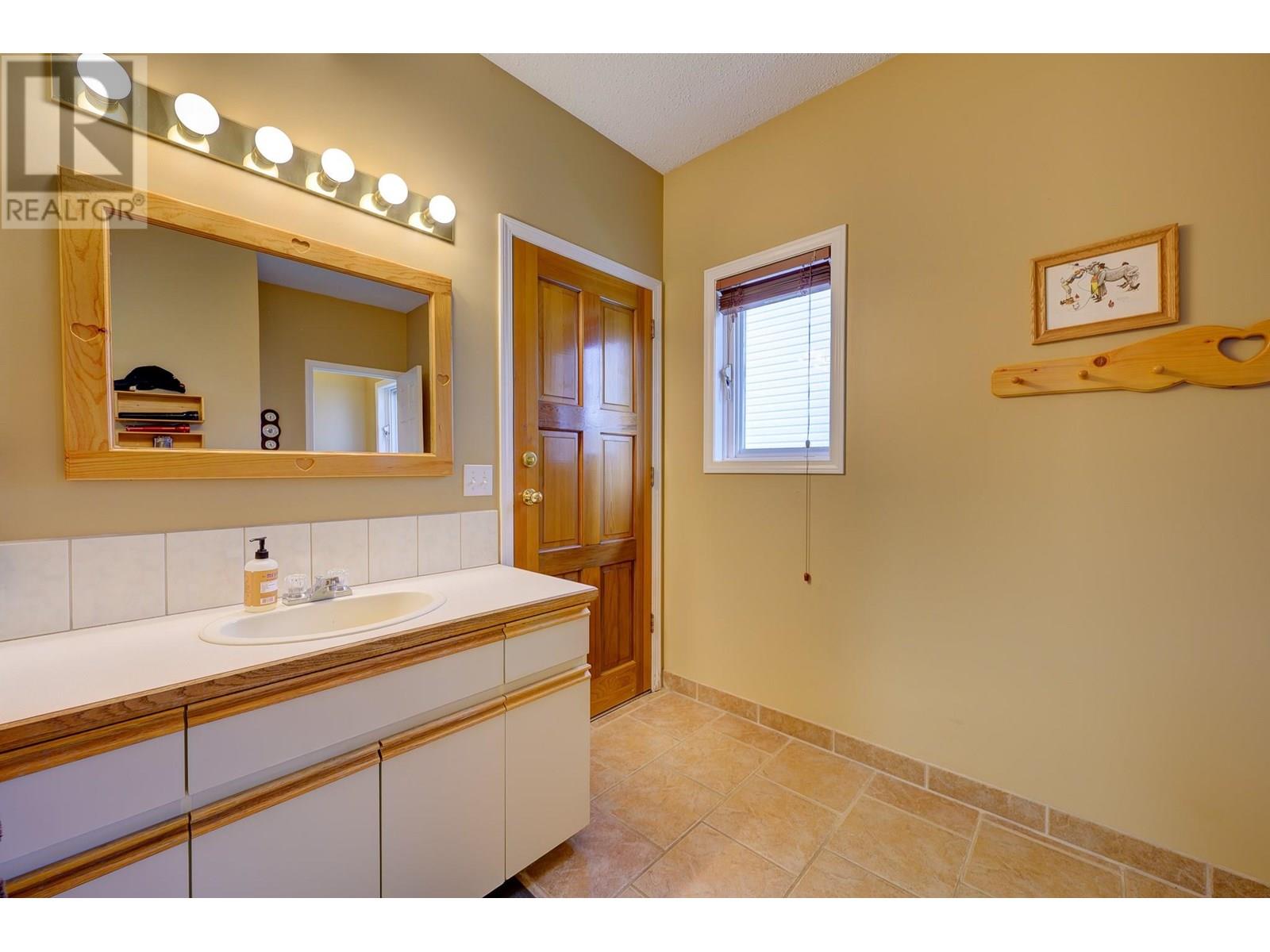 Photo 10 of 1530 Hartford Avenue, Kamloops BC