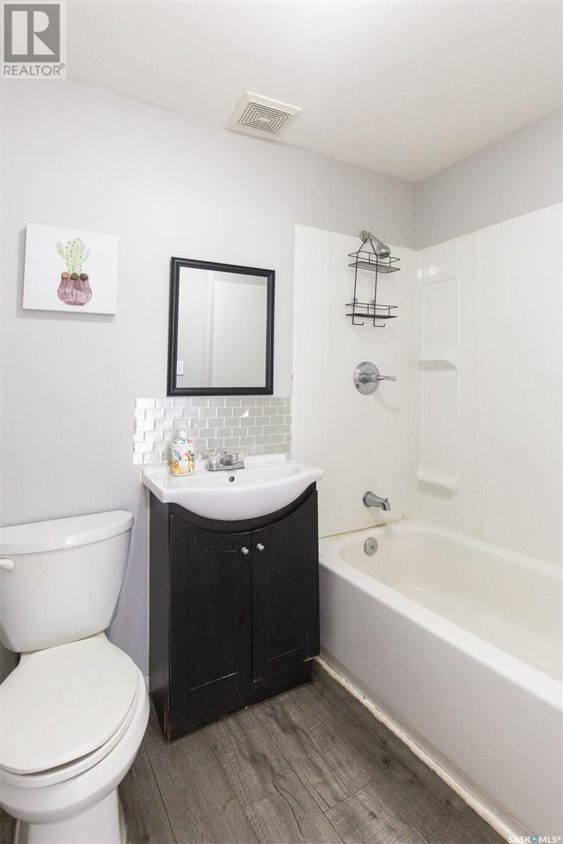 Photo 17 of 452 Athabasca Street E, Moose Jaw SK