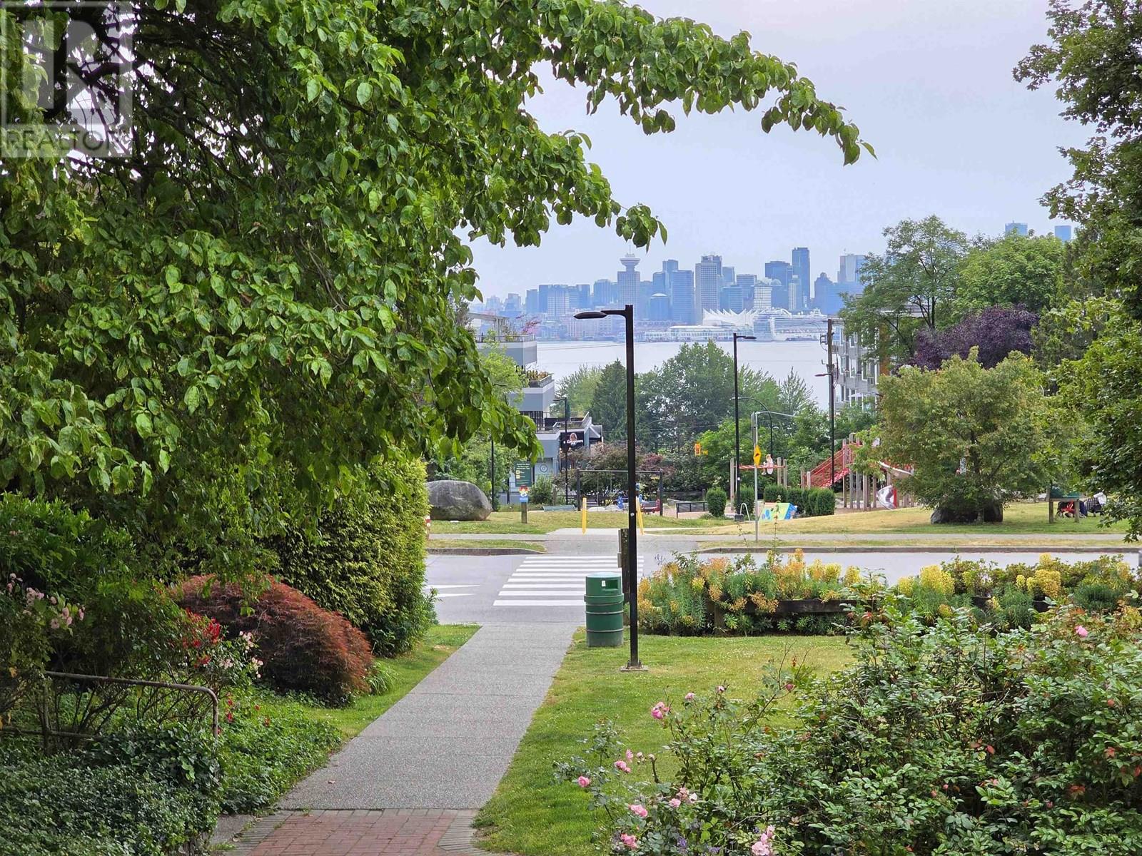 309 225 W 3RD STREET, North Vancouver
