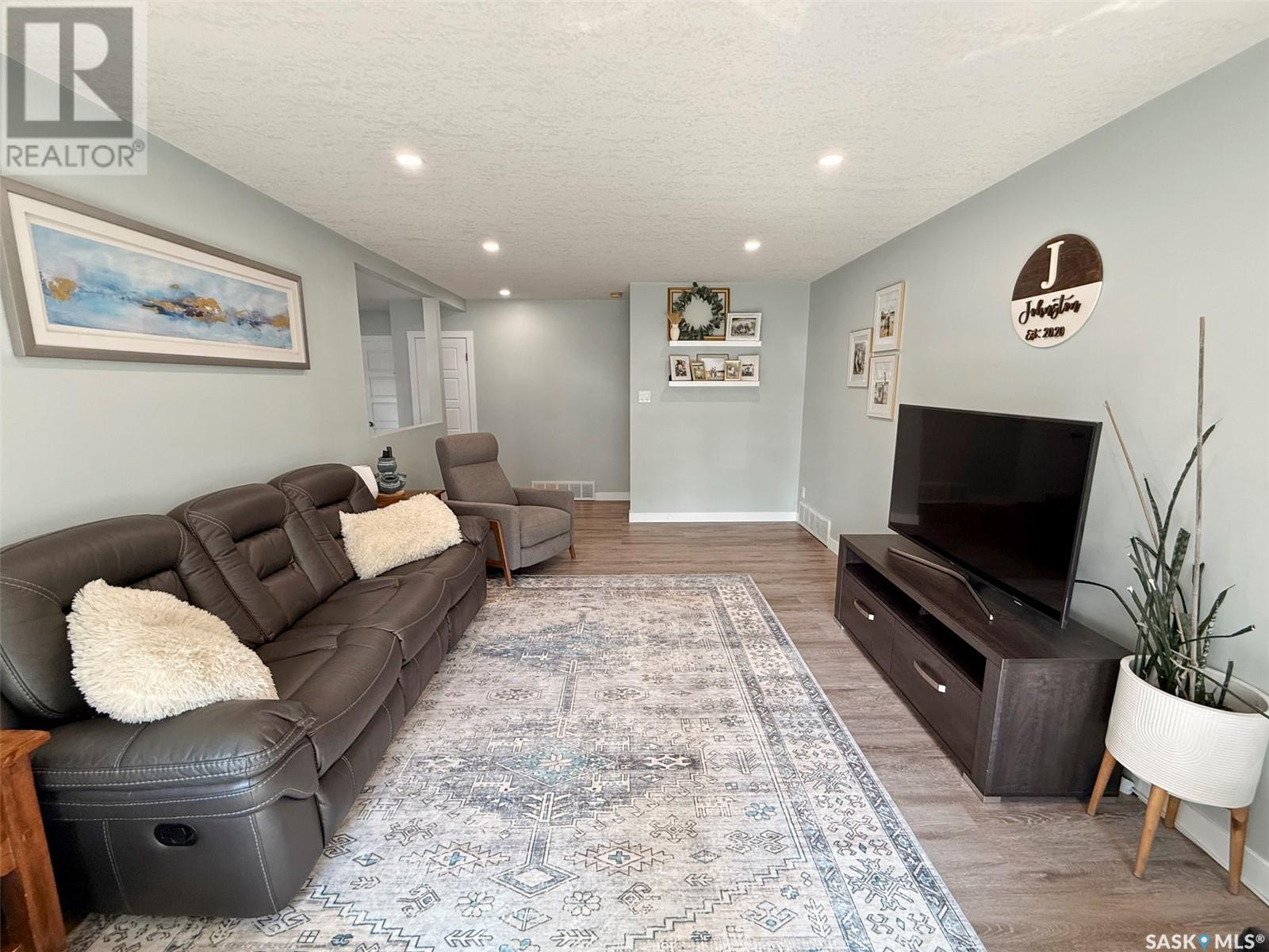 Single Family House Bungalow for Sale in  MacDonald DRIVE Swift Current 