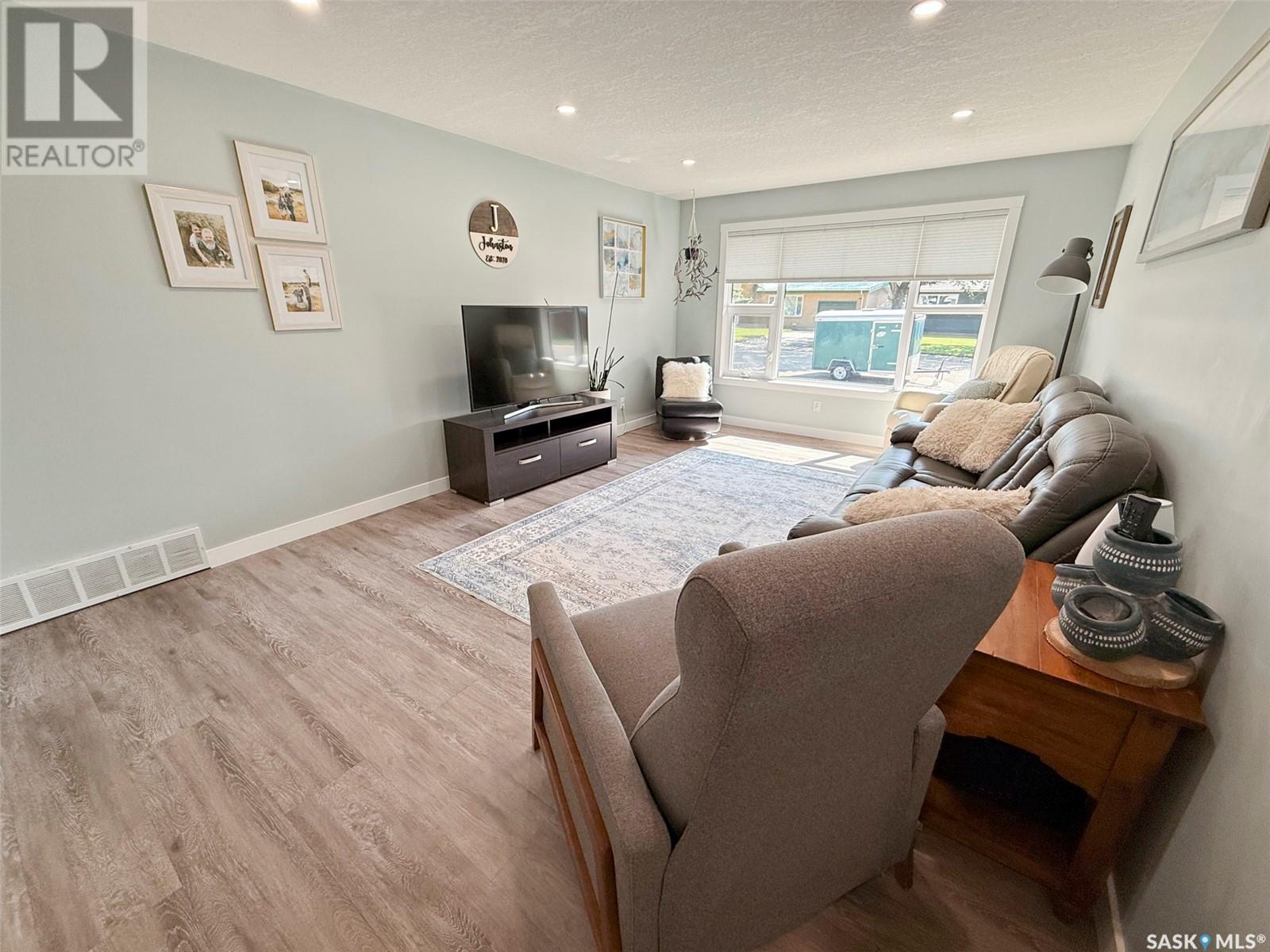 Single Family House Bungalow for Sale in  MacDonald DRIVE Swift Current 