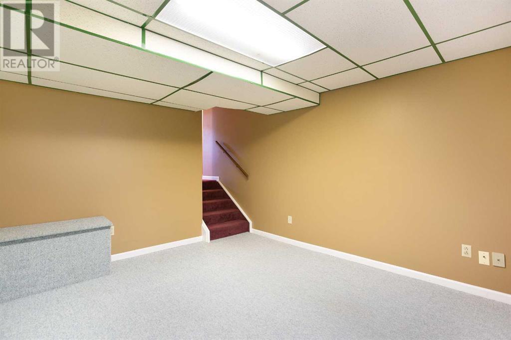 Single Family House 4 Level for Sale in  Deermeade Bay SE Deer Run Calgary 