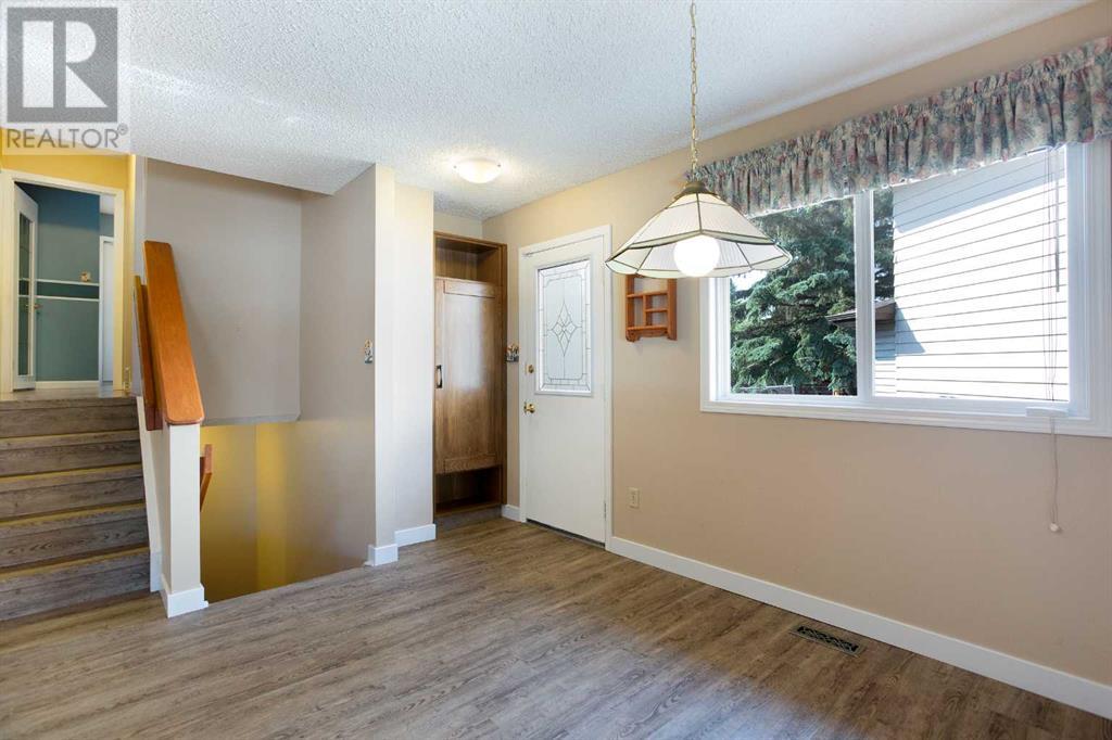 Single Family House 4 Level for Sale in  Deermeade Bay SE Deer Run Calgary 