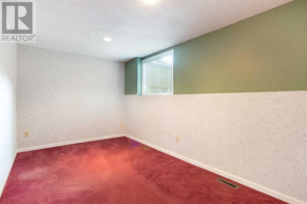 Single Family House 4 Level for Sale in  Deermeade Bay SE Deer Run Calgary 