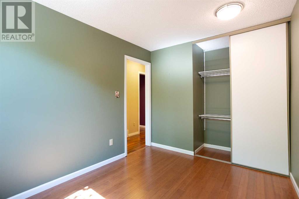 Single Family House 4 Level for Sale in  Deermeade Bay SE Deer Run Calgary 
