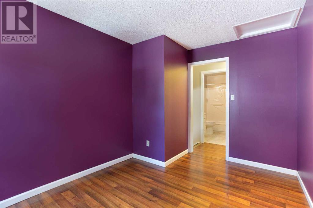 Single Family House 4 Level for Sale in  Deermeade Bay SE Deer Run Calgary 