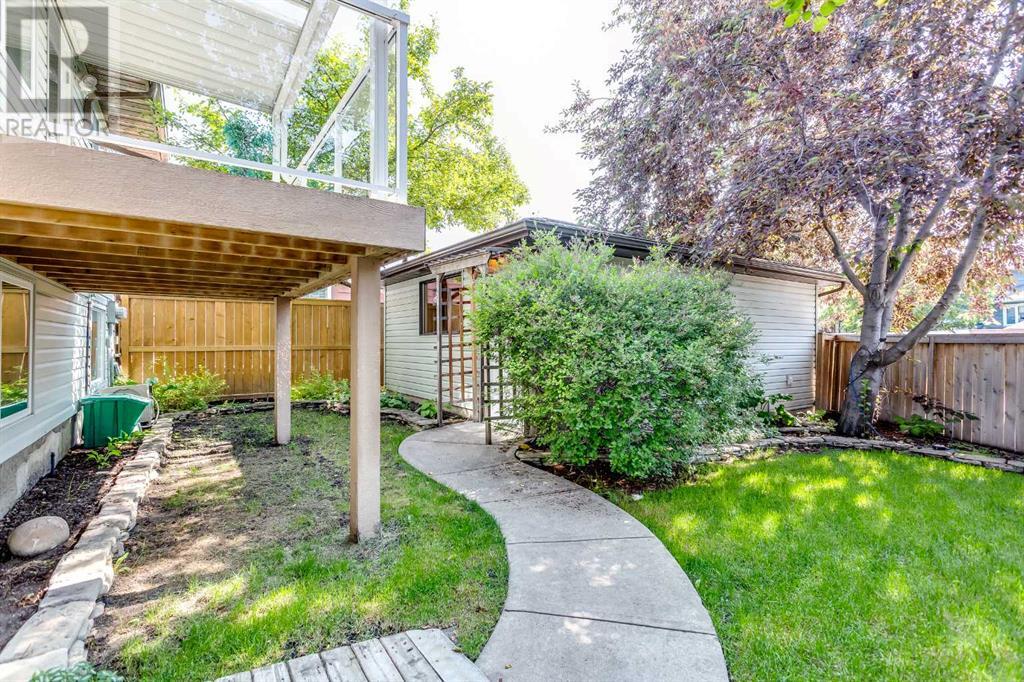 Single Family House 4 Level for Sale in  Deermeade Bay SE Deer Run Calgary 