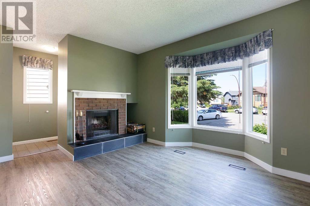 Single Family House 4 Level for Sale in  Deermeade Bay SE Deer Run Calgary 