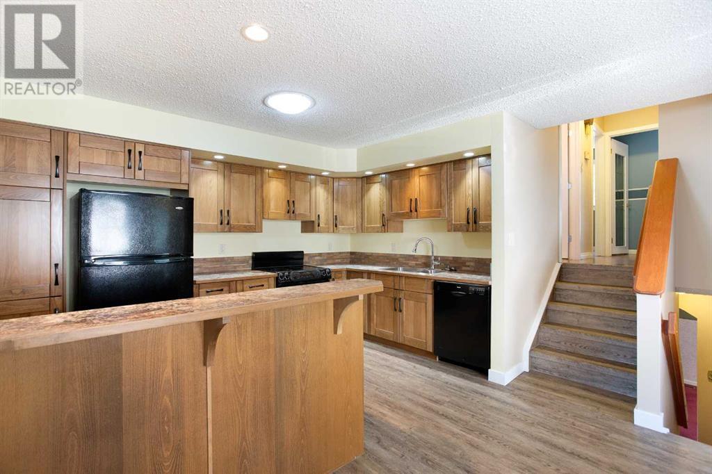 Single Family House 4 Level for Sale in  Deermeade Bay SE Deer Run Calgary 
