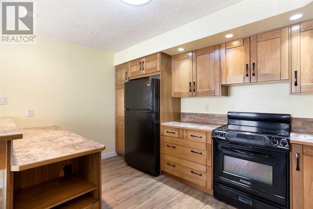 Single Family House 4 Level for Sale in  Deermeade Bay SE Deer Run Calgary 