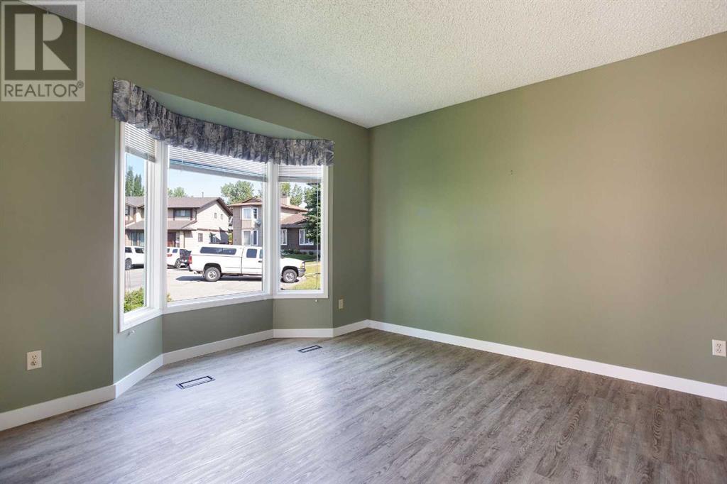 Single Family House 4 Level for Sale in  Deermeade Bay SE Deer Run Calgary 