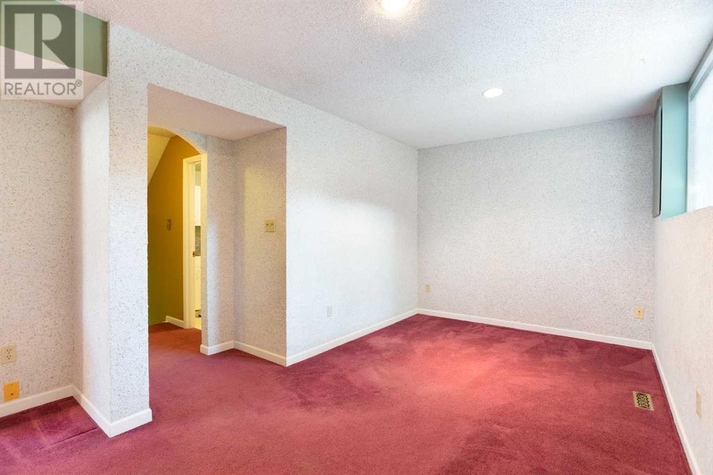 Single Family House 4 Level for Sale in  Deermeade Bay SE Deer Run Calgary 