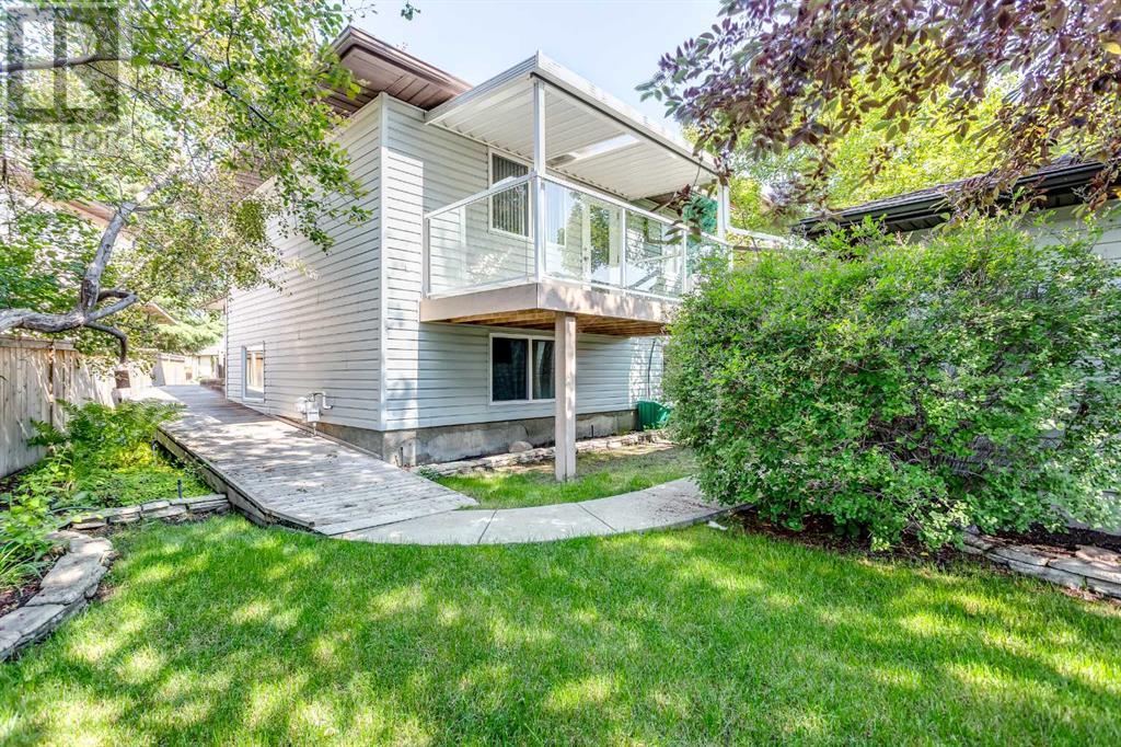 Single Family House 4 Level for Sale in  Deermeade Bay SE Deer Run Calgary 