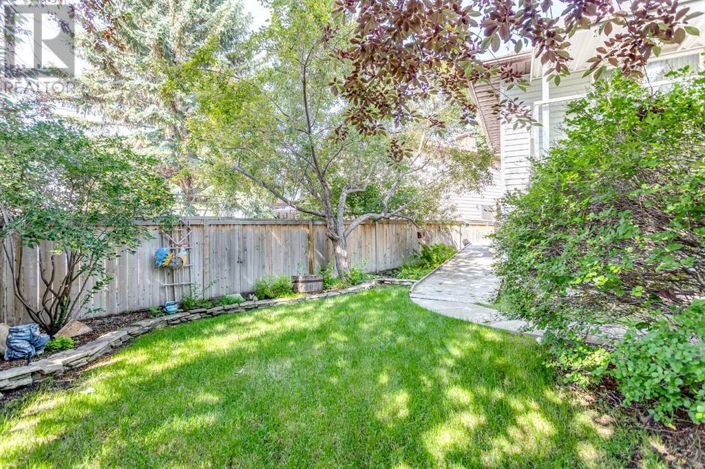 Single Family House 4 Level for Sale in  Deermeade Bay SE Deer Run Calgary 