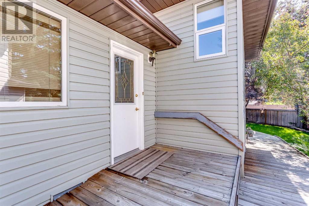Single Family House 4 Level for Sale in  Deermeade Bay SE Deer Run Calgary 
