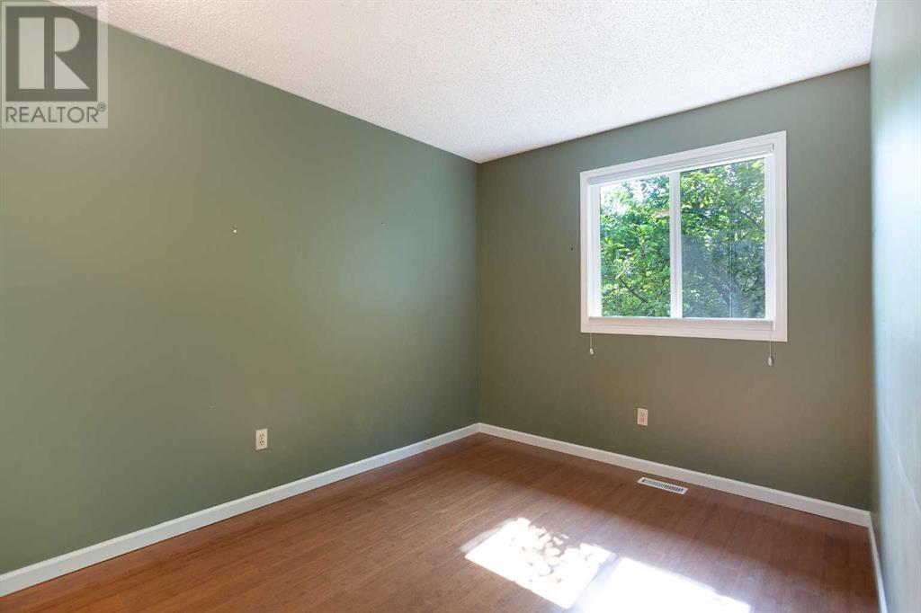 Single Family House 4 Level for Sale in  Deermeade Bay SE Deer Run Calgary 