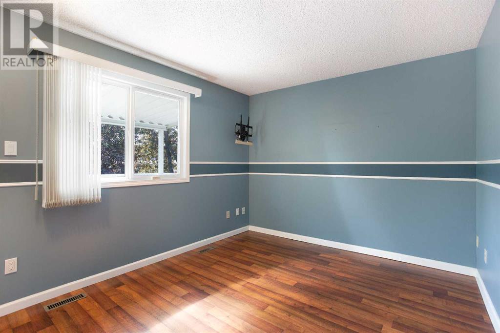 Single Family House 4 Level for Sale in  Deermeade Bay SE Deer Run Calgary 