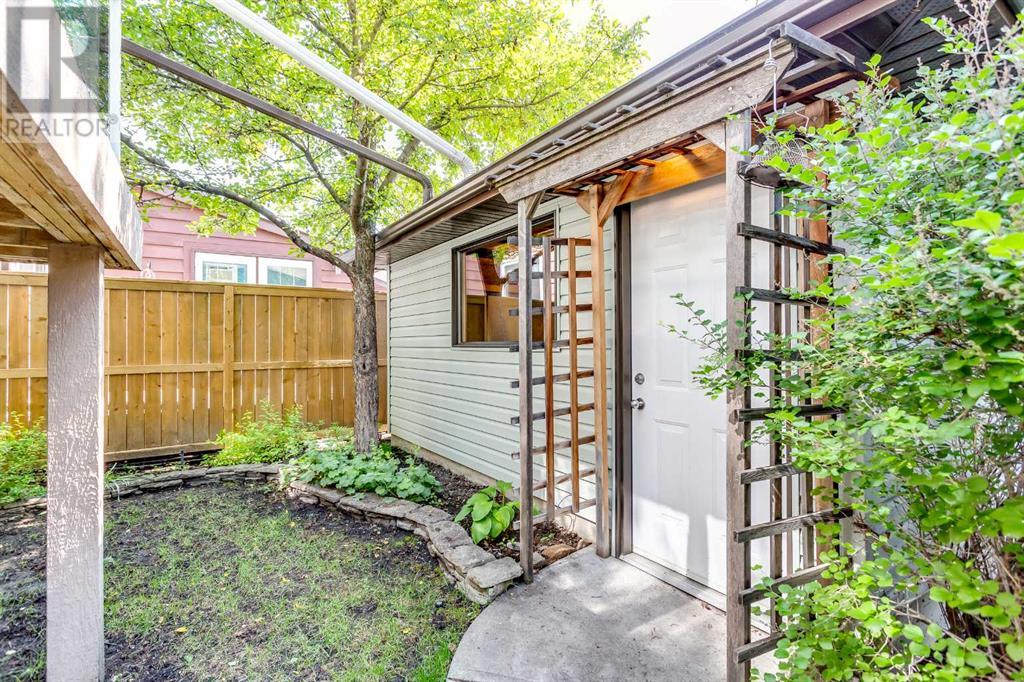Single Family House 4 Level for Sale in  Deermeade Bay SE Deer Run Calgary 