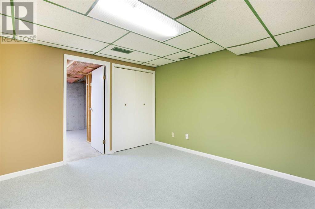 Single Family House 4 Level for Sale in  Deermeade Bay SE Deer Run Calgary 