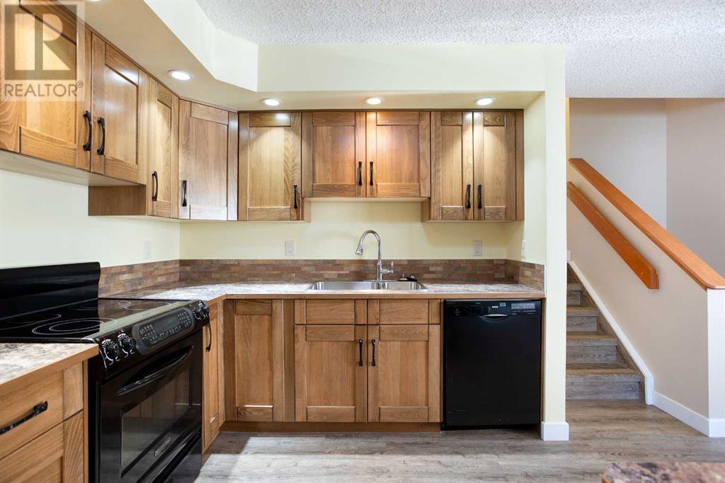 Single Family House 4 Level for Sale in  Deermeade Bay SE Deer Run Calgary 