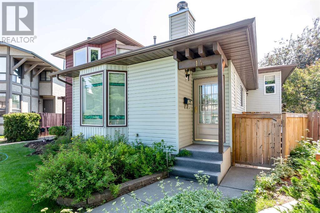 Single Family House 4 Level for Sale in  Deermeade Bay SE Deer Run Calgary 