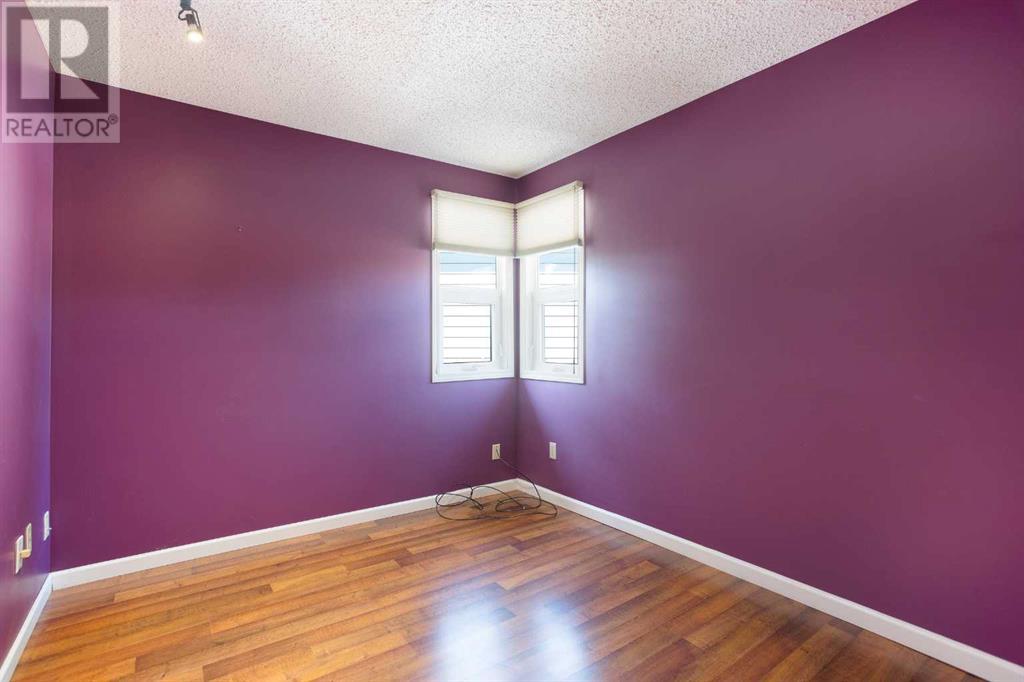 Single Family House 4 Level for Sale in  Deermeade Bay SE Deer Run Calgary 