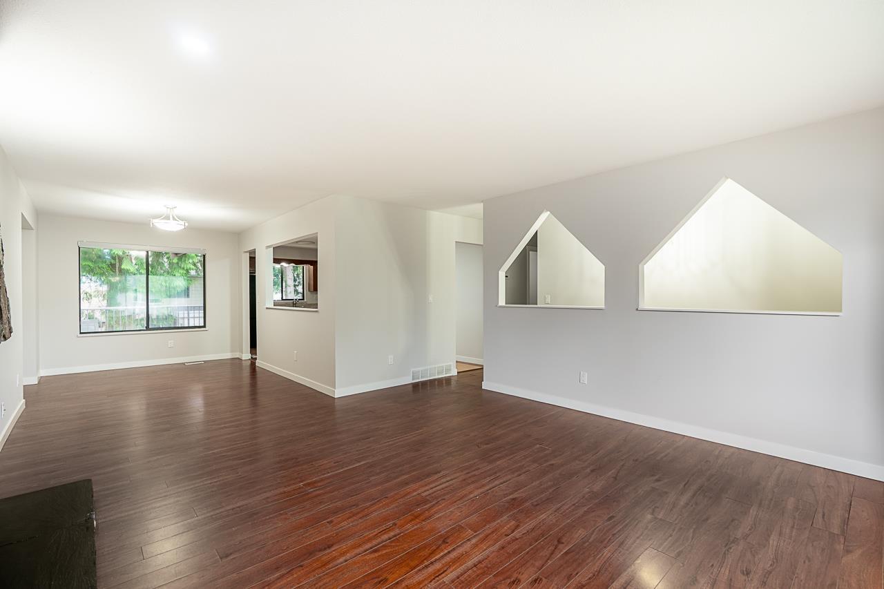 Photo 4 of 13229 66 B Avenue, Surrey BC