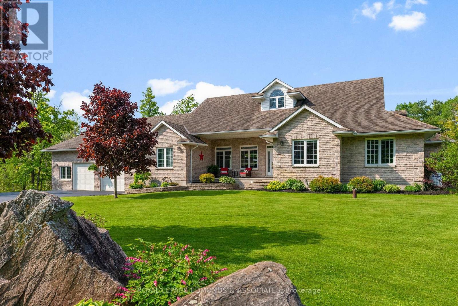 Photo 32 of 50 Blue Danube Way, Laurentian Valley ON