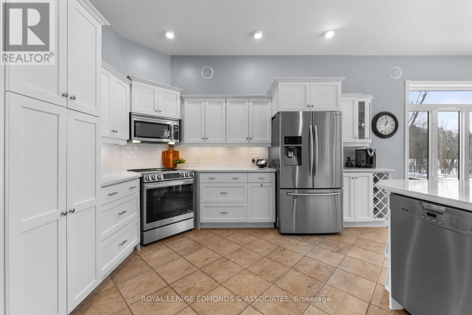 Photo 19 of 50 Blue Danube Way, Laurentian Valley ON