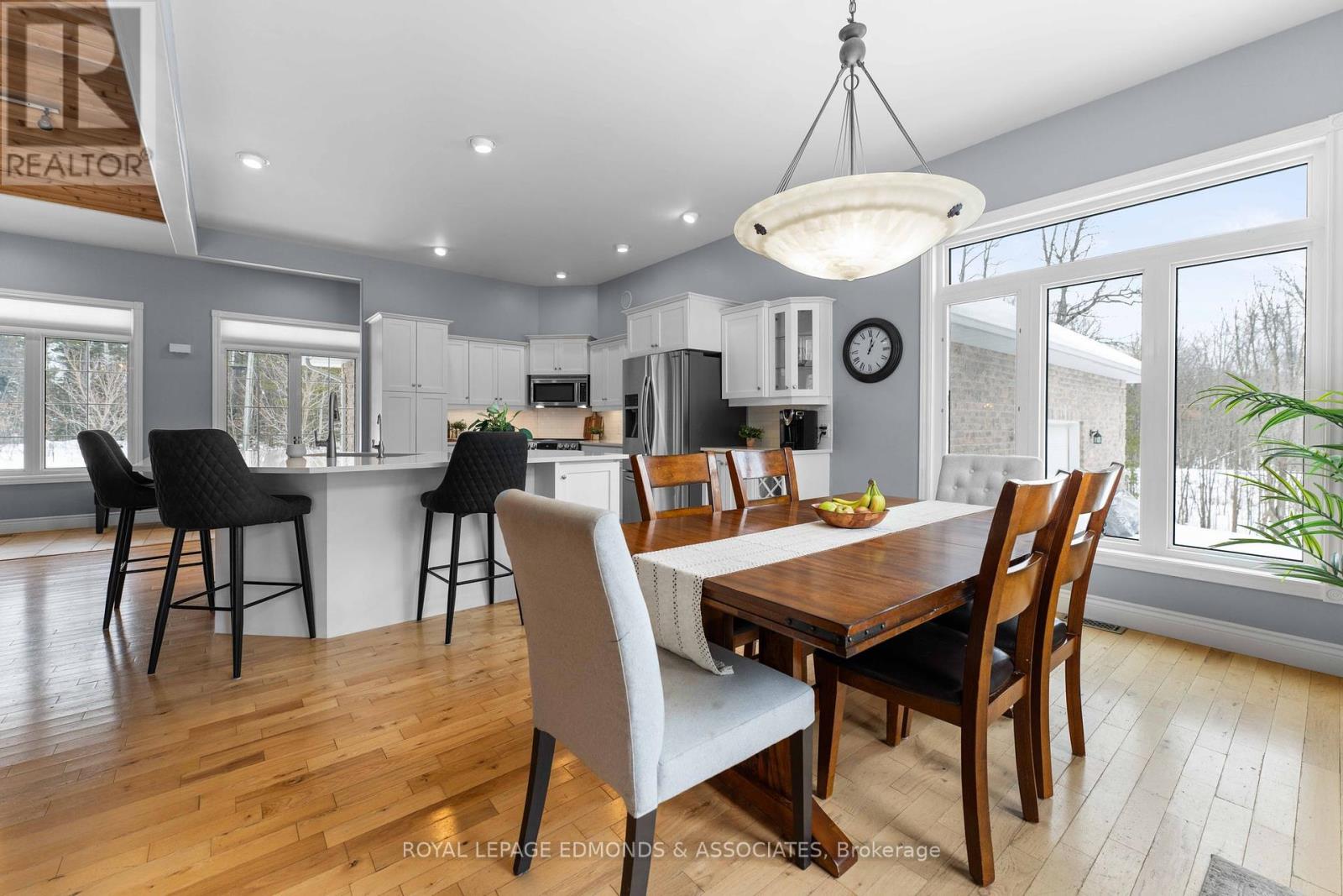 Photo 18 of 50 Blue Danube Way, Laurentian Valley ON