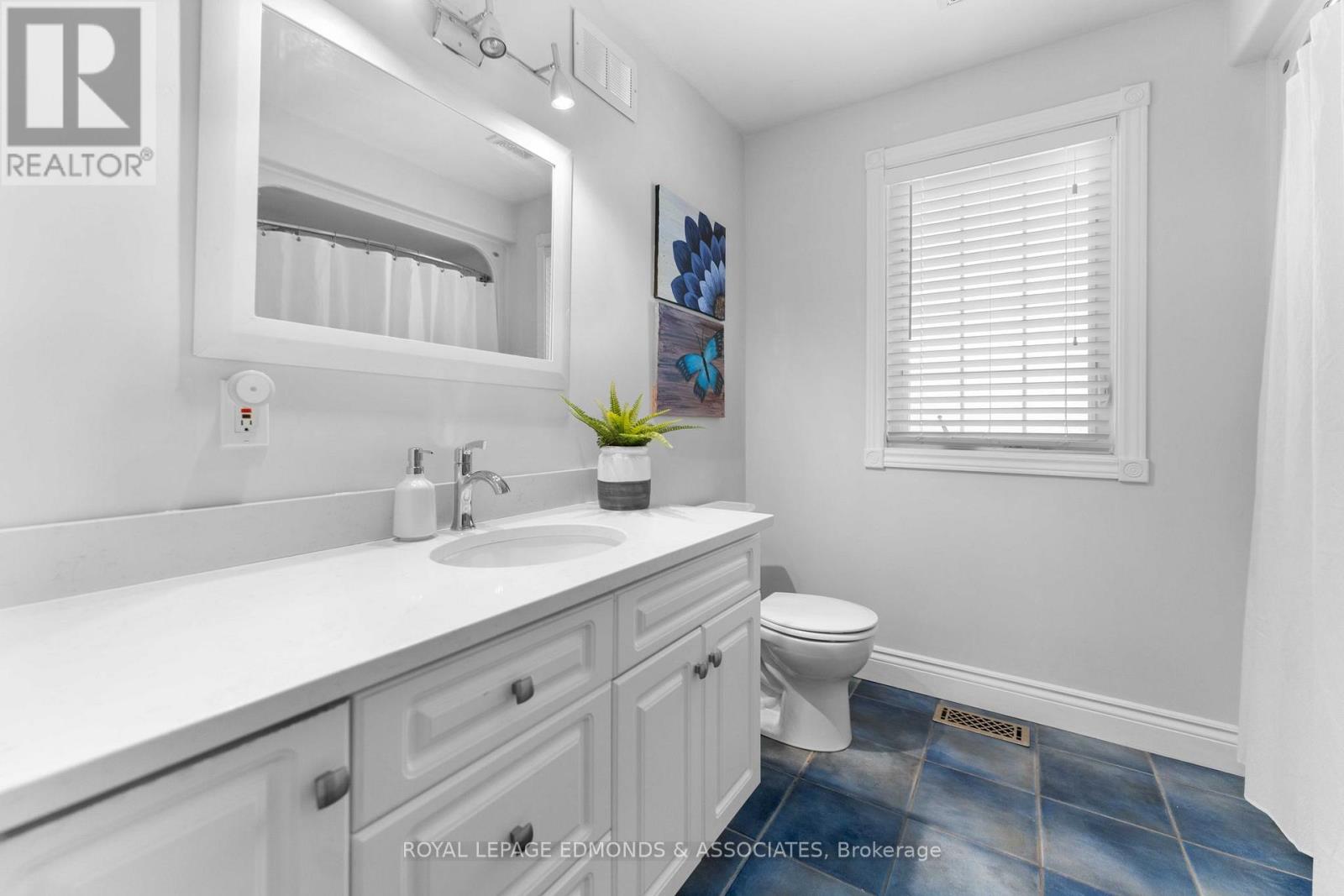 Photo 30 of 50 Blue Danube Way, Laurentian Valley ON