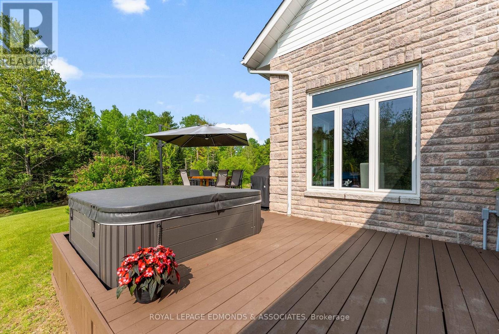 Photo 13 of 50 Blue Danube Way, Laurentian Valley ON