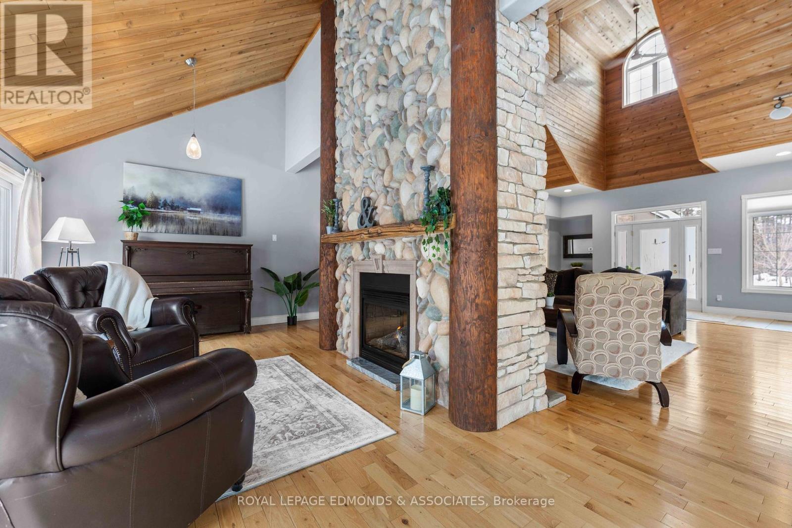 Photo 34 of 50 Blue Danube Way, Laurentian Valley ON