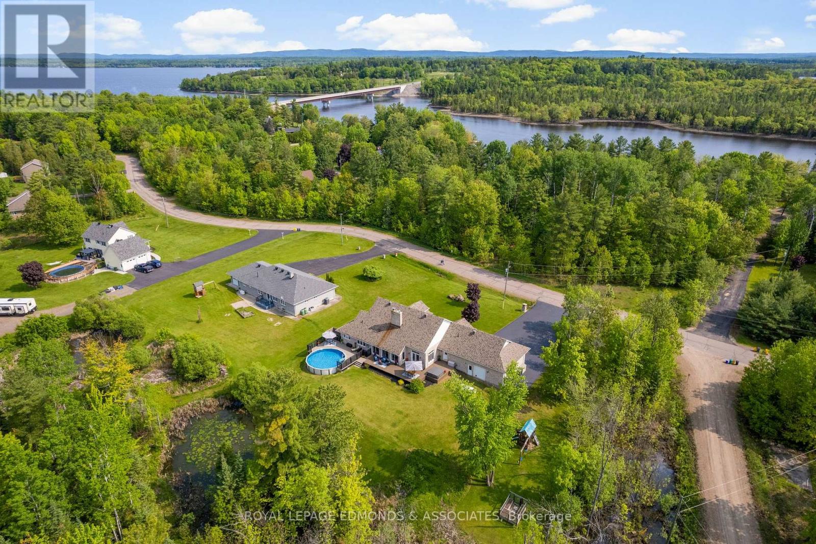 Photo 29 of 50 Blue Danube Way, Laurentian Valley ON