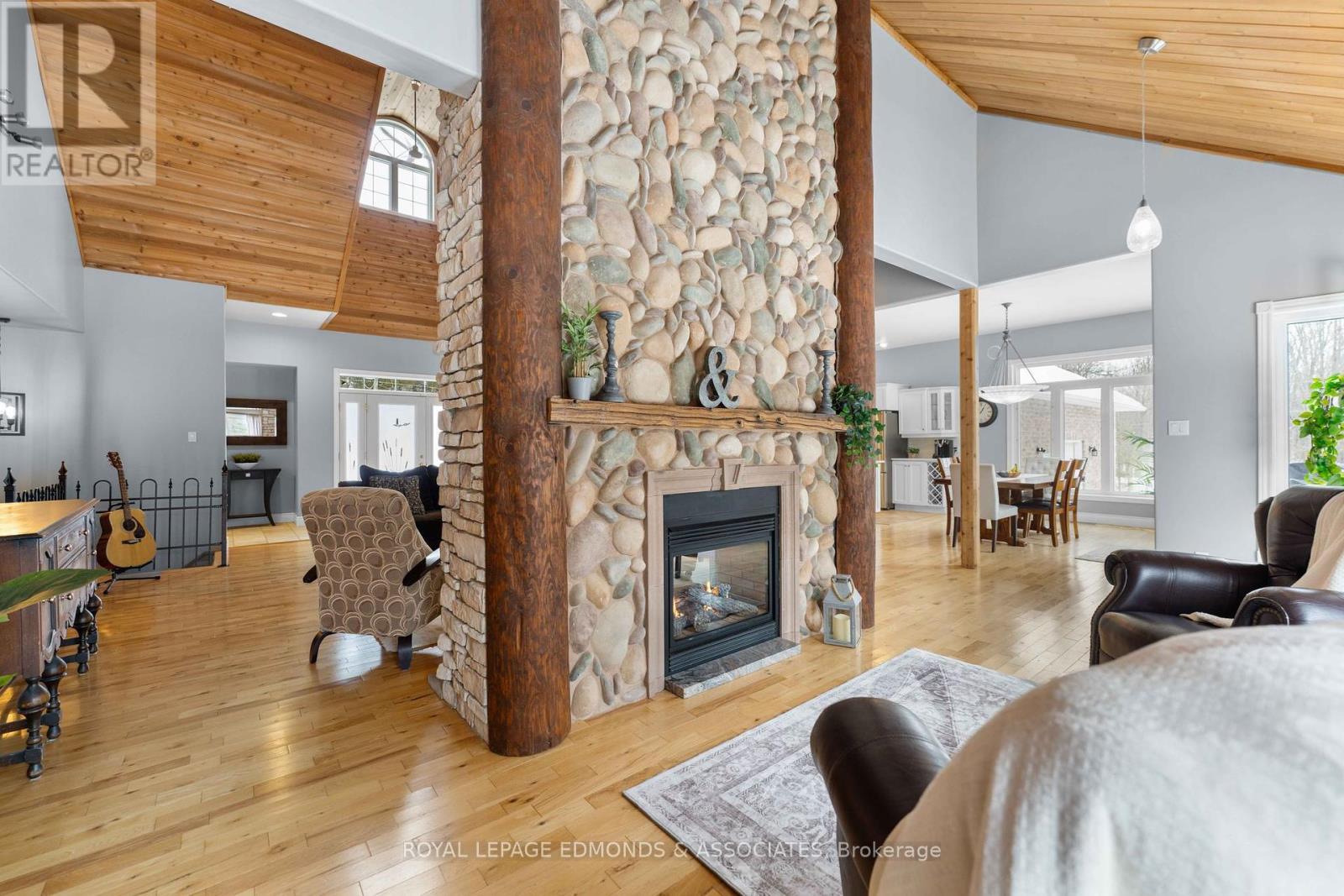 Photo 2 of 50 Blue Danube Way, Laurentian Valley ON