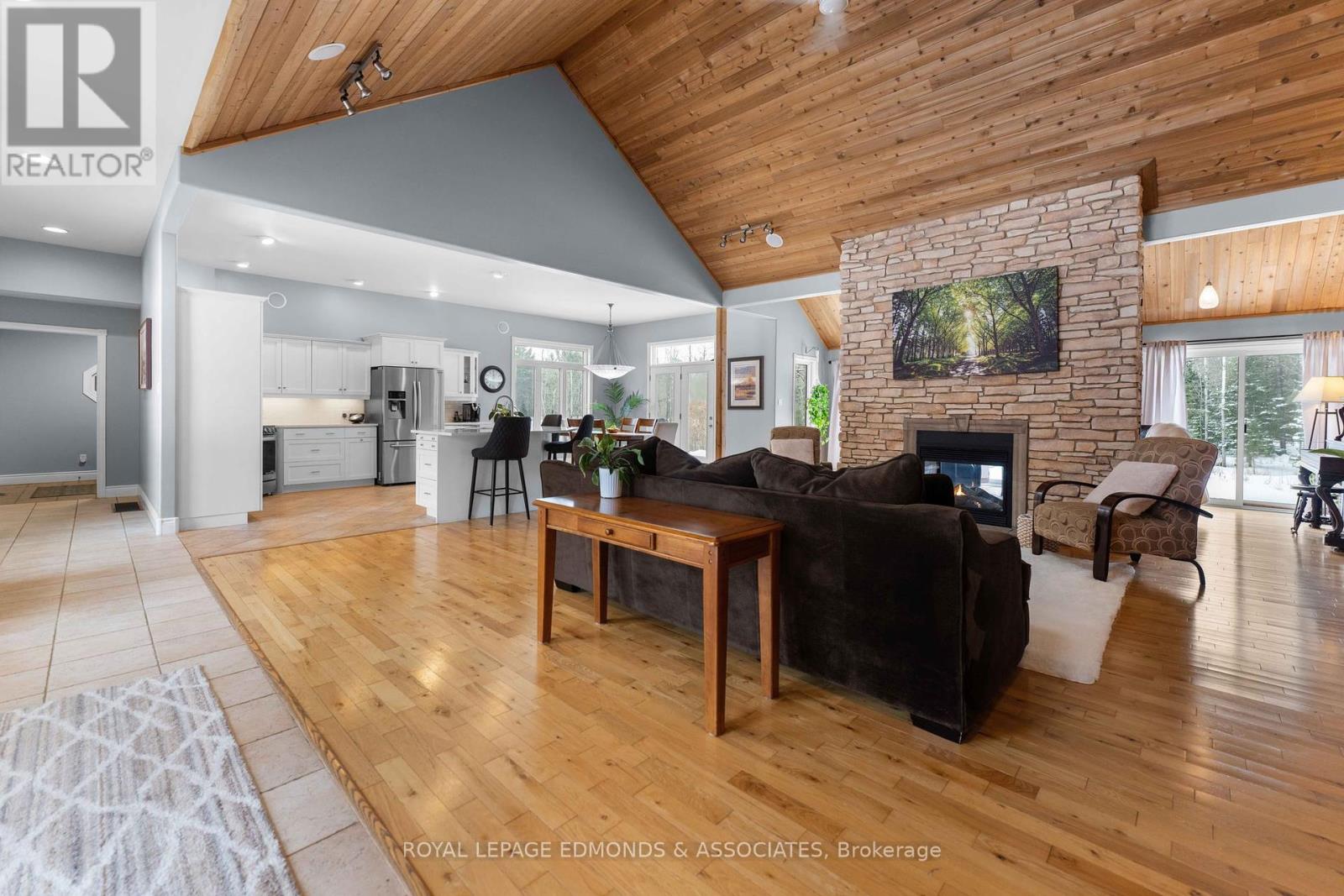 Photo 20 of 50 Blue Danube Way, Laurentian Valley ON